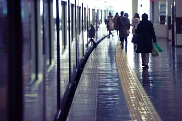Crédence de cuisine en verre imprimé Gare Personnes marchant sur le quai de la gare, vue