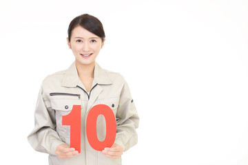 数字を持つ女性作業員