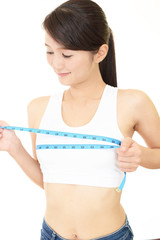 胸囲を測る女性 