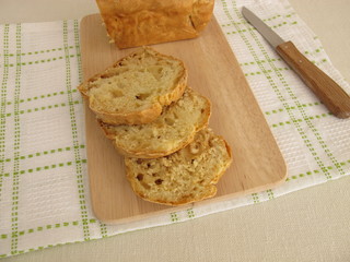 Selbst gemachtes Kasten-Sodabrot und Brotscheiben