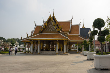 Fototapeta premium Wat Ratchanaddaram and Loha Prasat Metal Palace