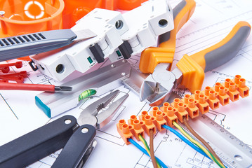 Components for use in electrical installations. Cut pliers, connectors, fuses, knife and wires....