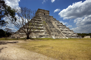 Fototapeta na wymiar wild angle of the chichen itza temple in tulum mexico