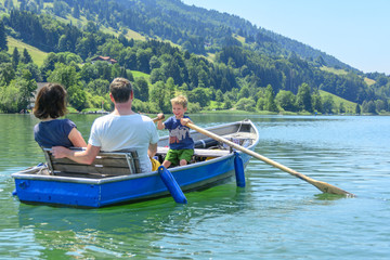 Fototapeta na wymiar Wasserspaß auf dem Alpsee im Allgäu