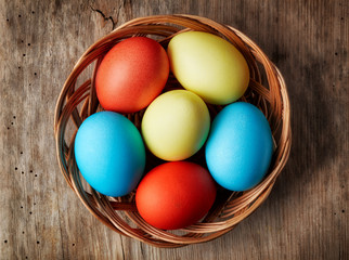 Obraz na płótnie Canvas Easter eggs in a wicker basket