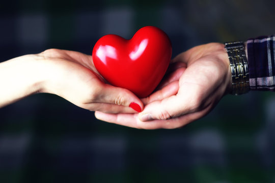 couple hand valentine heart