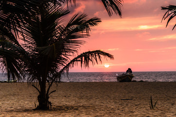 Liebespaar bei Sonnenuntergang am Strand