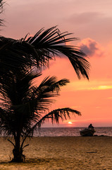 Liebespaar bei Sonnenuntergang am Strand