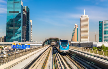 Obraz premium Pociąg metra na czerwonej linii w Dubaju