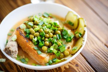 Puree soup with green peas, pickled cucumbers and croutons