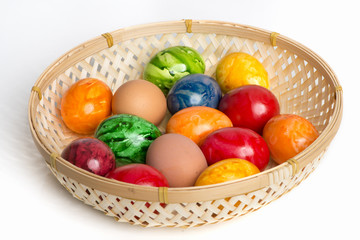 Bunte Ostereier im Korb 