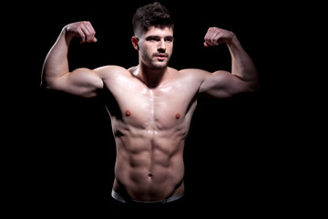 Fototapeta na wymiar Sexy Mann nackter Oberkörper zeigt Muskeln Porträt