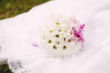 Fototapeta na wymiar White chamomile bride bouquet 