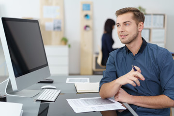 kollegen arbeiten im büro