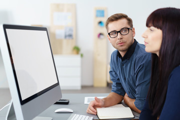 team sucht eine lösung für ein problem