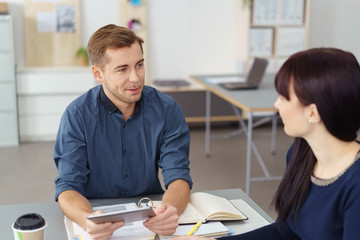 junge kollegen reden im büro