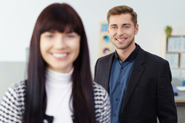 motiviertes junges team im büro