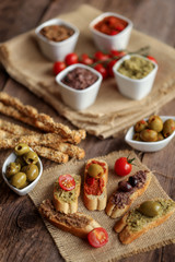 assortiment de tapenade et gressins 2
