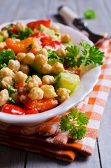 Salad with chickpeas and vegetables
