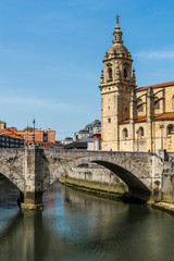 Iglesia y puente de San Antón, Bilbao (España) 