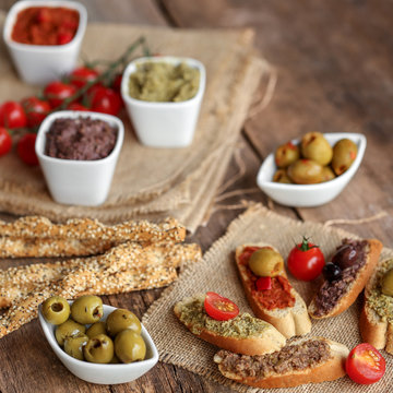 Fototapeta assortiment de tapenade et gressins 5
