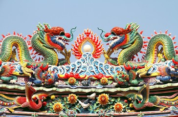 Fototapeta premium Double Chinese dragon on the temple roof