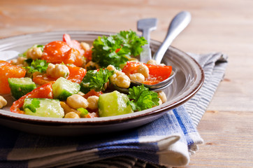 Salad with chickpeas and vegetables