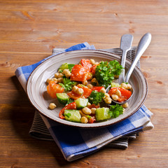Salad with chickpeas and vegetables