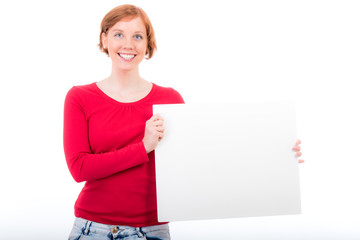 fr&ouml;hliche rothaarige sch&uuml;lerin h&auml;lt werbetafel