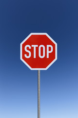 Stopschild vor Blauem himmel
