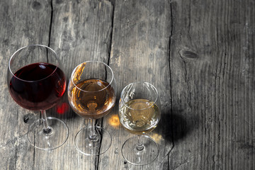Wein in Gläsern auf Holztisch.