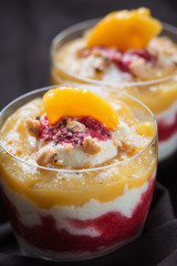 Sojajoghurt mit Erdbeer-und Kakipüree mit Keksbröseln
