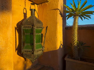 Alte marokkanische Laterne in  einem typischen Riad, altes Herrschaftshaus auf, Marrakesch,...