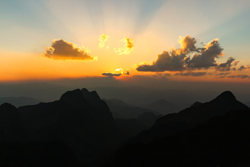 Obraz premium Sun is setting over the mountain.