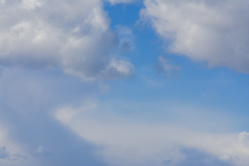 Obraz premium Blue sky with puffy white clouds