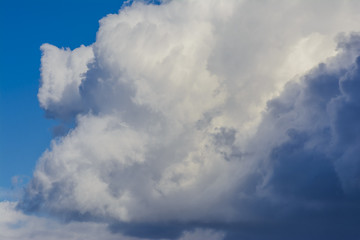 Obraz premium Blue sky with puffy white clouds