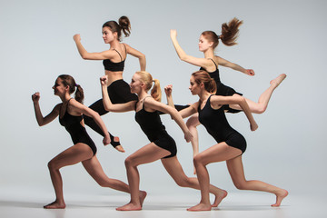 Obraz premium The group of modern ballet dancers 
