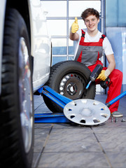 Fitting a summer tyre with impact screwdriver