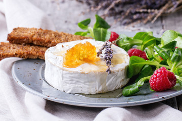 Goat cheese with honey and raspberries