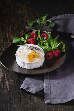 Goat cheese with honey and raspberries
