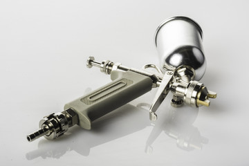 pistola per verniciatura su sfondo bianco