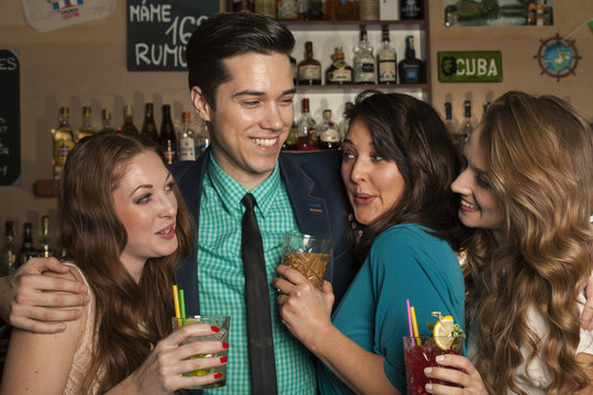 Mann mit drei Frauen in der Bar