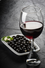 Platos de aperitivos, aceitunas, pepinillos y anchoas