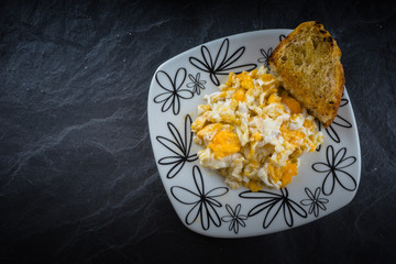 Huevos revueltos con pan tostado