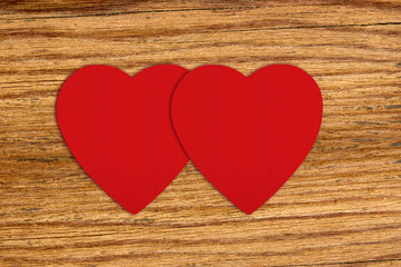 Obraz na płótnie Canvas Red felt hearts on wooden background