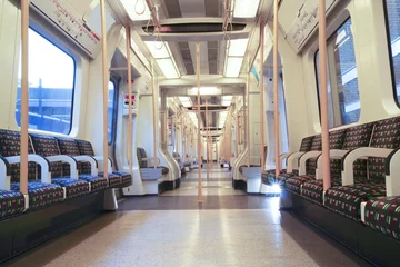 Fotobehang Interieur van London Underground Circle Line rijtuig compartiment, gestopt bij metrostation Barbican © Yols