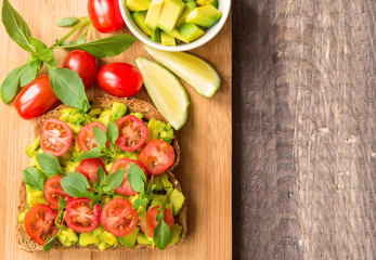 Toast with avocado, tomatoes and basil