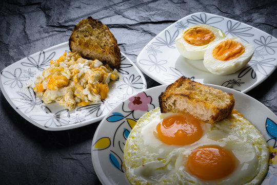 Huevos preparados de diferentes formas, fritos y cocidos
