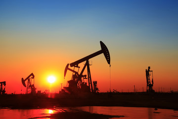 In the evening, the outline of the oil pump, it is very beautifu