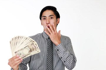 紙幣を持つ驚いた表情の男性